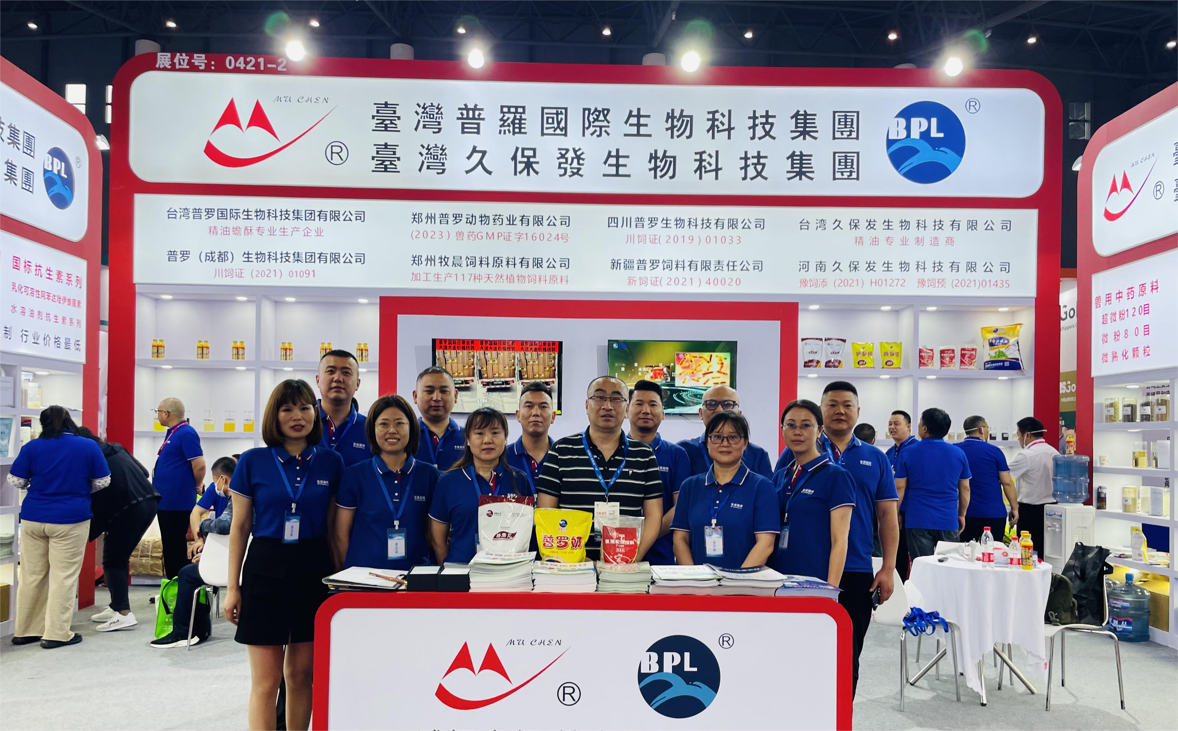4d694b29e8de9bfe7173f23cd41685cf.jpg 四川合照.jpg