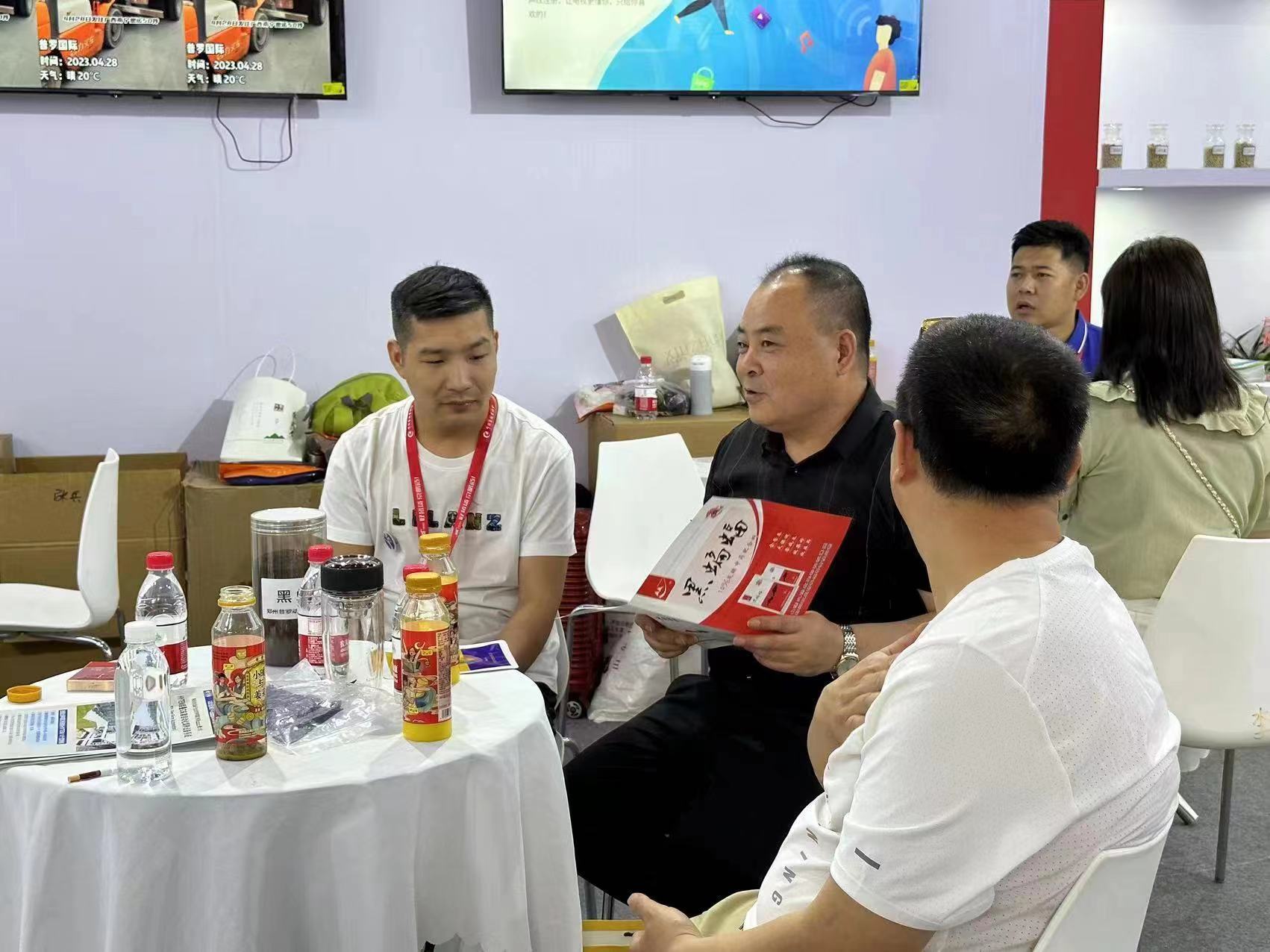 bbc47751d01ac6a3569845bbbc8f5f6a.jpg 杨加加.jpg